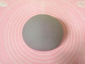 倒出来在揉面垫上揉成光滑的面团（需要10分钟左右）。