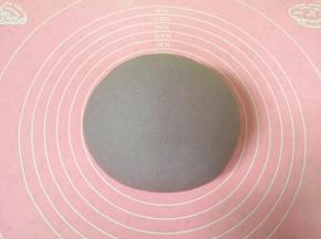 倒出来在揉面垫上揉成光滑的面团（需要10分钟左右）。