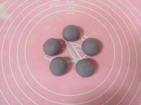 将揉好的面团搓成长条状，分成10克一个的小剂子揉光滚圆。