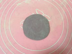 擀成饺子皮厚度的薄片。