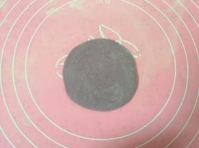 擀成饺子皮厚度的薄片。