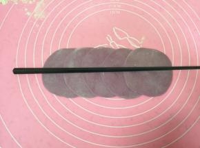 用筷子在中间压一下。