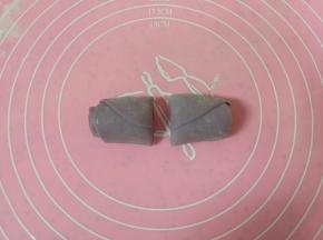 沿着筷子的压痕切开。