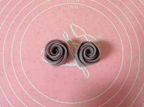切面朝下，整理一下玫瑰花的花瓣，漂亮的玫瑰花馒头就做好了，依次做好剩下的面团。