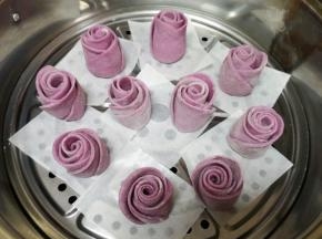 蒸锅内放水，篦子上铺上油纸，放上做好的玫瑰花馒头生胚，盖上锅盖发酵25分钟左右，凉水上锅，上汽后大火蒸10分钟关火，焖5分钟左右出锅。
