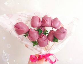 将玫瑰花馒头插在竹签上，用油纸包装一下，薄荷叶做点缀。