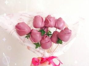 将玫瑰花馒头插在竹签上，用油纸包装一下，薄荷叶做点缀。