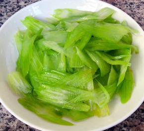 西芹处理好沥干水份备用