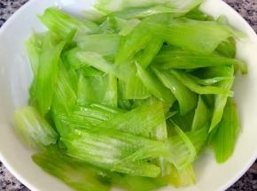 西芹处理好沥干水份备用