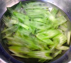 焯好水的西芹立即放入冰水中过凉这样口感更脆爽