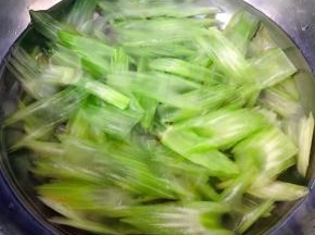 焯好水的西芹立即放入冰水中过凉这样口感更脆爽
