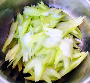 新鲜的西芹去叶摘好洗净片成薄片状