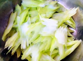 新鲜的西芹去叶摘好洗净片成薄片状