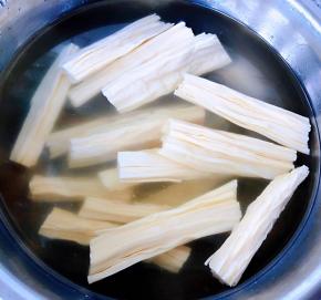 腐竹在温水中浸泡二十分钟使其非常饱满即可
