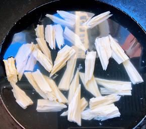 锅中烧开水微微烫一下立即捞出放入冷水中过凉后沥干水份