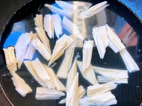 锅中烧开水微微烫一下立即捞出放入冷水中过凉后沥干水份