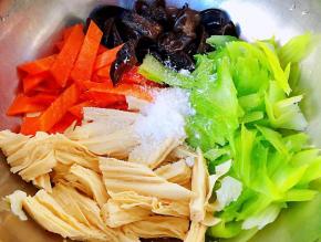 放入盐、糖、味精、醋，花椒油趁热浇在调味料上拌匀入味即可享用