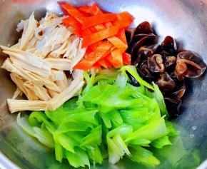 原材料西芹、木耳、腐竹、胡萝卜片放入容器中