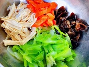 原材料西芹、木耳、腐竹、胡萝卜片放入容器中