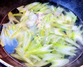 锅中烧开水放入西芹焯水断生切记时间不宜过长