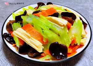 爽口开胃的西芹胡萝卜木耳凉拌腐竹装入盘中就大功告成了