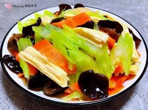 爽口开胃的西芹胡萝卜木耳凉拌腐竹装入盘中就大功告成了