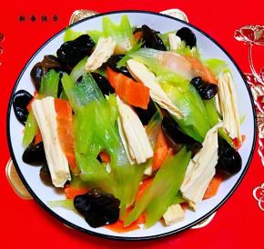 西芹胡萝卜木耳拌腐竹也是宴客必备的拿手凉拌菜