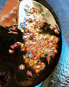 锅中倒入适量油加热放入花椒炸香切记火不要太急花椒易糊