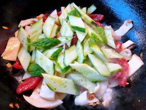 放入黄瓜片改成中小火翻炒时间不宜过长