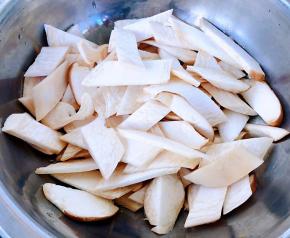 杏鲍菇洗净沥干水份切成马蹄片