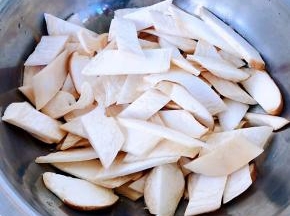 杏鲍菇洗净沥干水份切成马蹄片