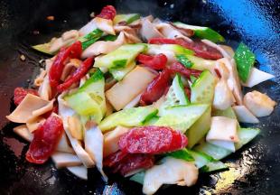 炒至杏鲍菇黄瓜完全入味即可出锅享用