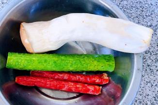 准备原材料杏鲍菇、黄瓜、腊肠