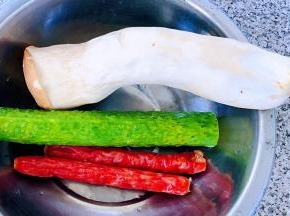 准备原材料杏鲍菇、黄瓜、腊肠