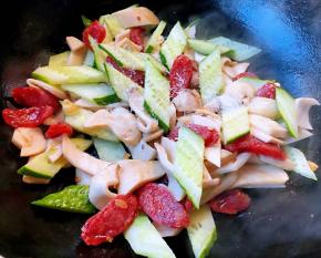 放入盐和味精改成小火翻炒