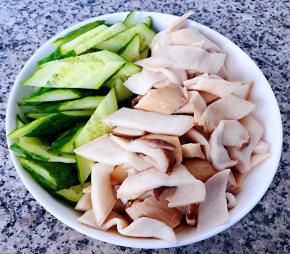 黄瓜也切成马蹄片和杏鲍菇片放入盘中备用