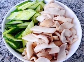 黄瓜也切成马蹄片和杏鲍菇片放入盘中备用