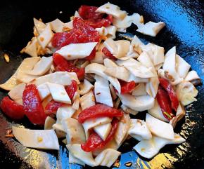 放入杏鲍菇片大火快速翻炒均匀