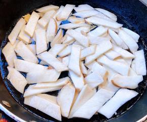 锅中烧开水放入杏鲍菇片焯水断生时间不宜过长