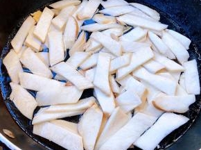 锅中烧开水放入杏鲍菇片焯水断生时间不宜过长