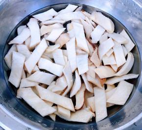 焯好水的杏鲍菇片立即放入冷水中过凉后沥干水份