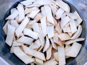 焯好水的杏鲍菇片立即放入冷水中过凉后沥干水份