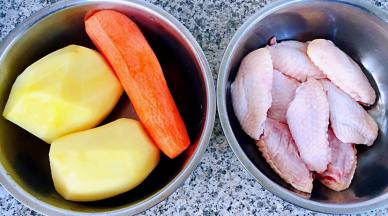 准备原材料鸡翅、土豆和胡萝卜去皮洗净沥干水份