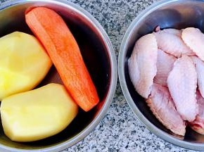 准备原材料鸡翅、土豆和胡萝卜去皮洗净沥干水份