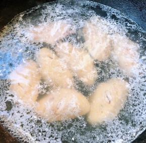 鸡翅放入开水中焯水同时倒入料酒去除多余的油脂和杂质