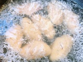 鸡翅放入开水中焯水同时倒入料酒去除多余的油脂和杂质