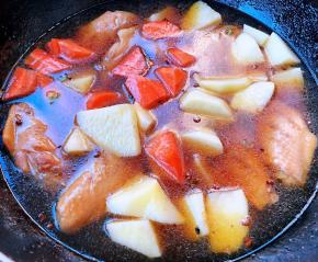 添加适量清水放入土豆和胡萝卜块大火炖起来