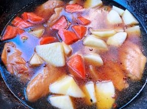 添加适量清水放入土豆和胡萝卜块大火炖起来