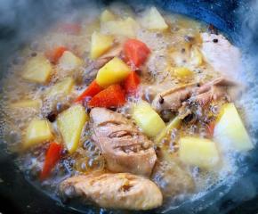 炖至八成熟放入盐和味精改成中小火慢炖