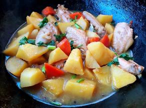 炖至汤汁快收干时完全入味最后撒上香菜提鲜即可出锅享用